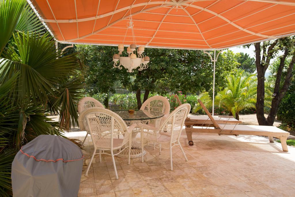 Hotel La Tarentane à Grimaud Extérieur photo